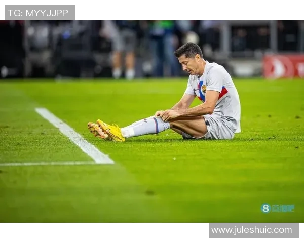 莱万重返德甲旧主场引发拜仁球迷愤怒指责其忘恩负义